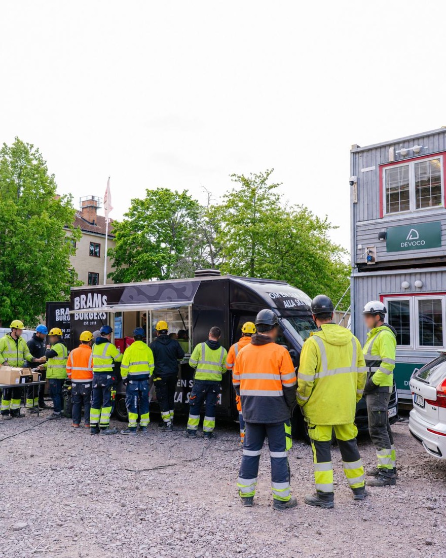 BRAMS food truck på en arbetsplats med kö av gäster