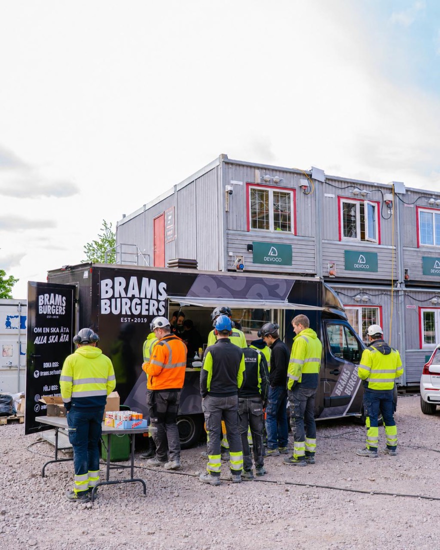 Gäster vid BRAMS food truck under ett event