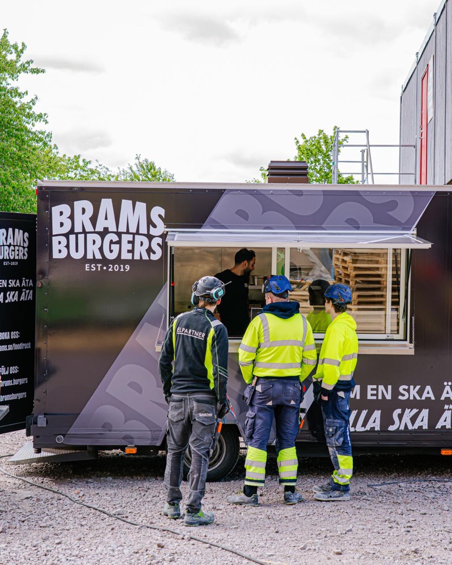 Närbild på BRAMS food truck med BRAMS BURGERS-logotyp